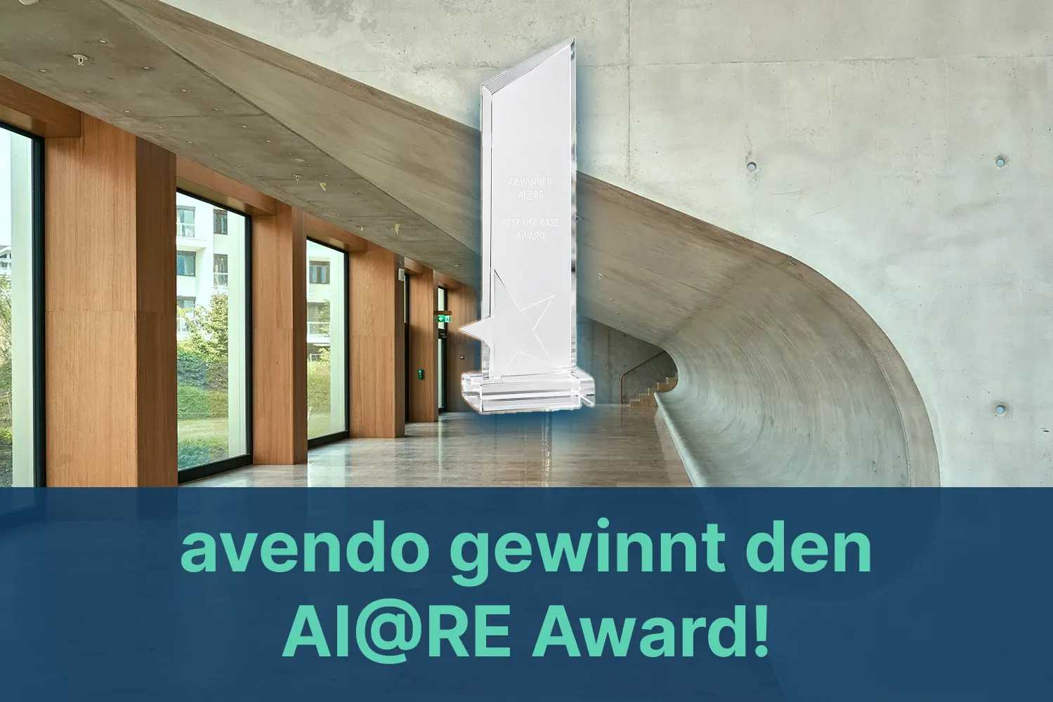 Gläserne Award-Trophäe mit Stern in der lichtdurchfluteten Wandelhalle des HSLU-Campus Zug-Rotkreuz.