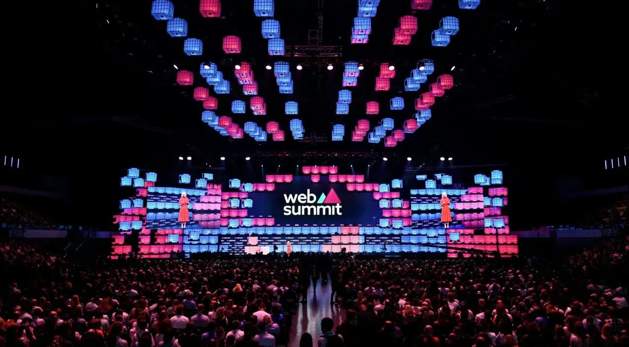 avendo auf der Bühne des Web Summit 2025 in Lissabon